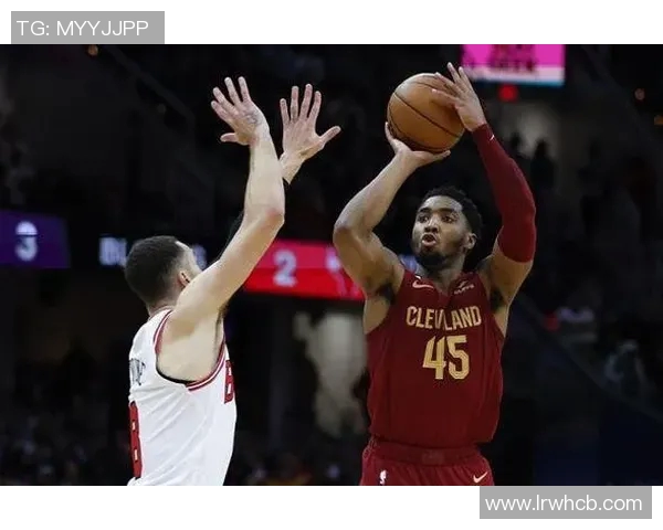 多诺万米切尔引领球队崛起展现超凡篮球才华与领袖魅力