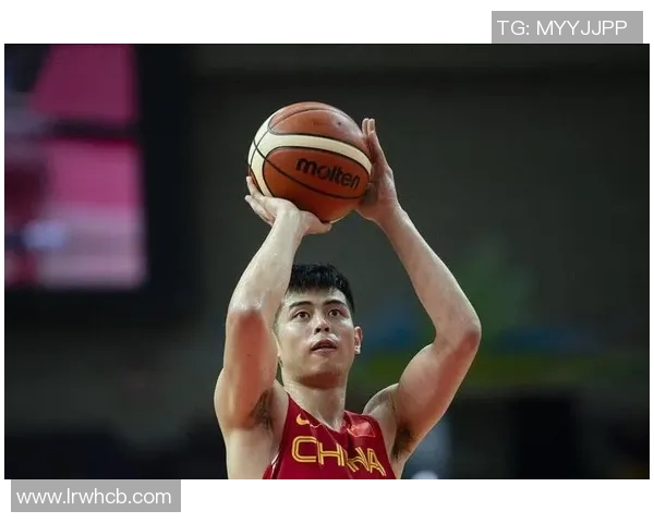 方硕在篮球赛场上的崛起与挑战分析，探索他的职业生涯与未来发展方向