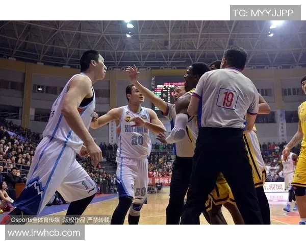 新疆广东男篮激战图标赛场精彩瞬间回顾与分析